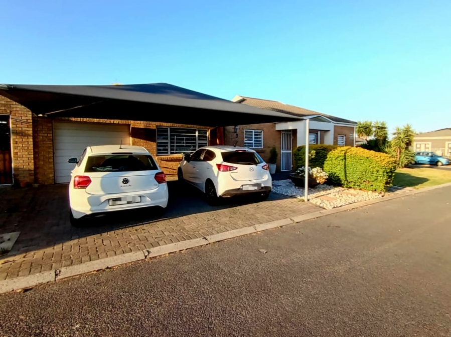 To Let 3 Bedroom Property for Rent in Uitzicht Western Cape